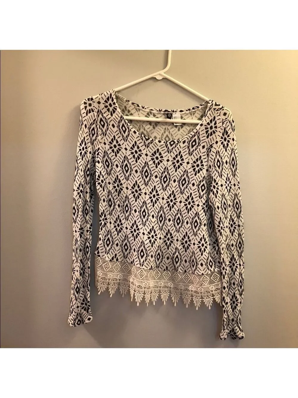 H&m Divided black/white small long sleeve top